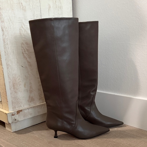 Stuart Weitzman Naomi 50 knee high leather boots. Size 9. Color is Grey-Brown - Picture 2 of 10